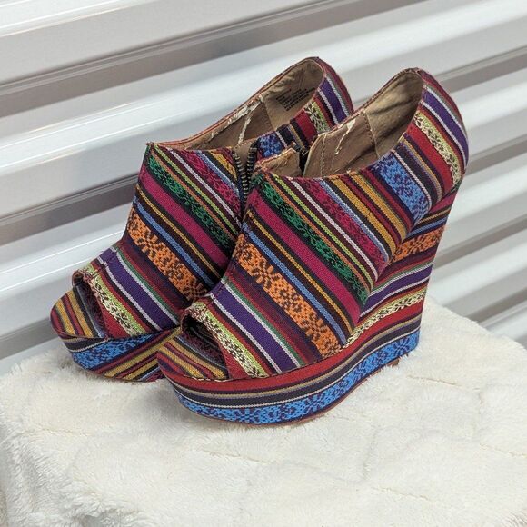 Steve Madden Size 7.5 Fiesta Stripe Embroidered Peep Toe Platform Wedge (SB1) - Picture 1 of 10